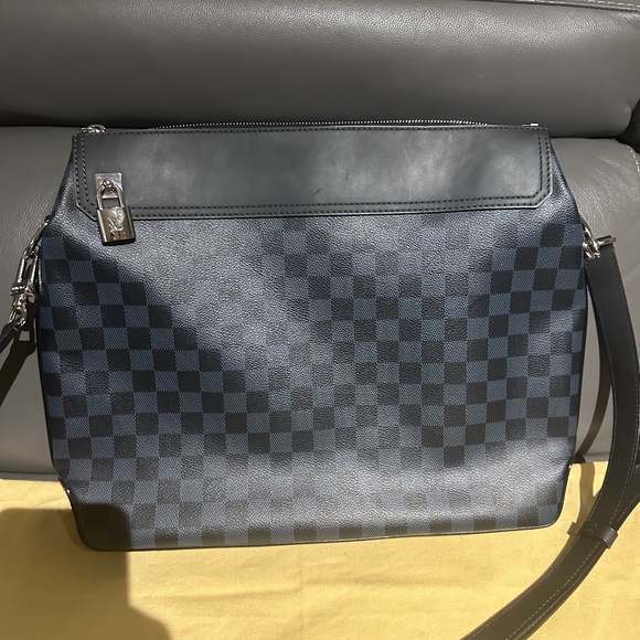 Louis Vuitton Messenger Bag - Picture 1 of 15